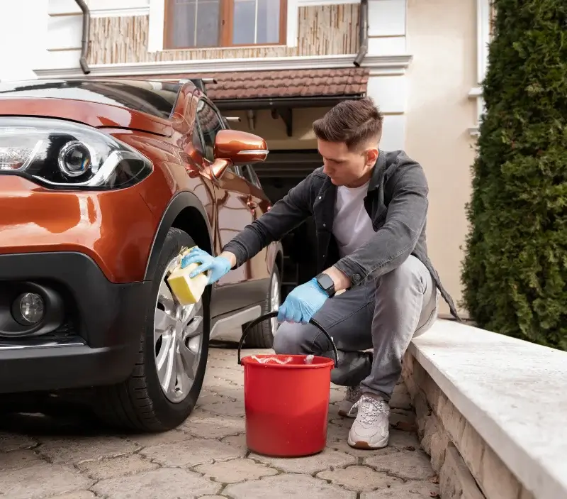Lavage auto à domicile Largentière : professionnel intervenant sur un véhicule